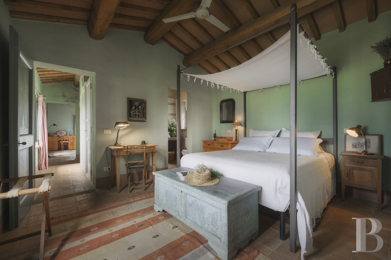 An old olive grove farmhouse restored to its former glory, overlooking the countryside in the Val d'Orcia in Tuscany - photo  n°26